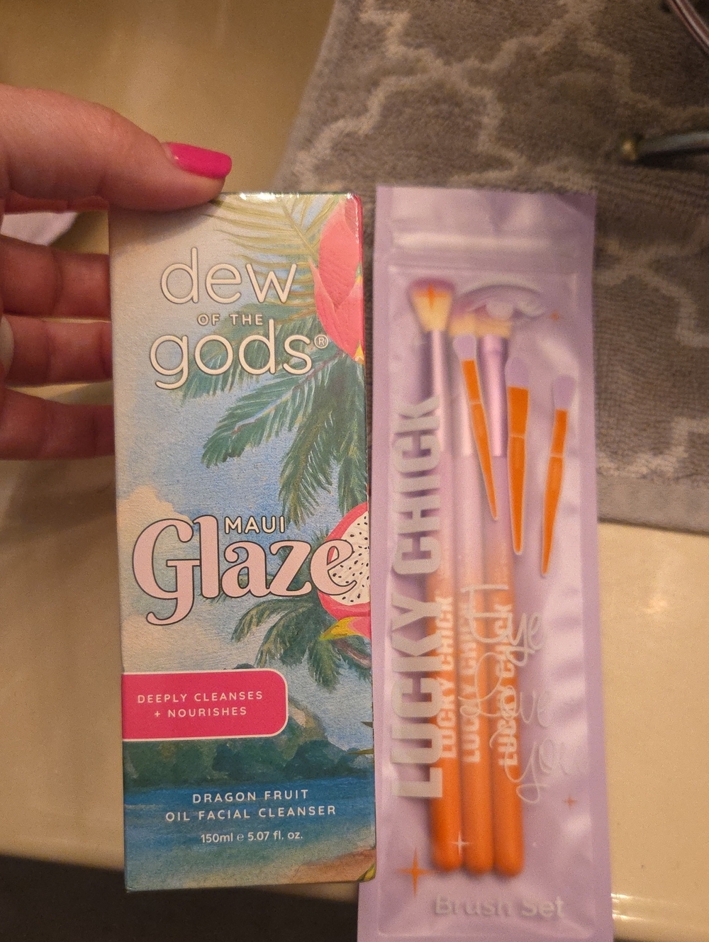 Dew of the Gods Maui Glaze Dragon Fruit Oil Cleanser + Pink/Orange Brush Set
